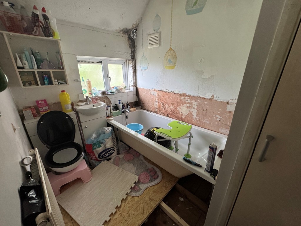Lot: 164 - TWO-BEDROOM END-TERRACE HOUSE FOR REFURBISHMENT - Bathroom